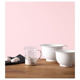 Weiße VISPAD Rührschüsseln mit Krug, pastellrosa Hintergrund.