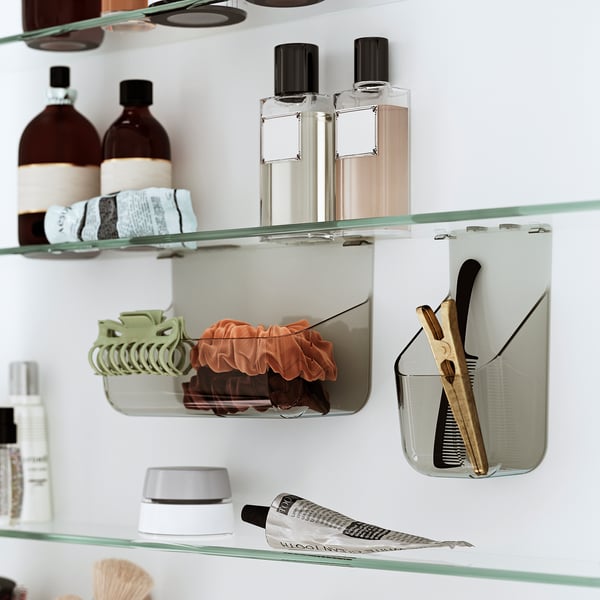 Badezimmerregale mit Körperpflegeartikeln: Flaschen, Tücher, Haargummis, Clips, Bürsten, Produkt.