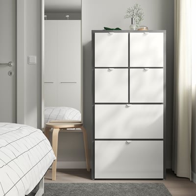 Weißer VISTHUS-Stauraum mit 6 Schubladen im Schlafzimmer, neben Bett und Schrank.