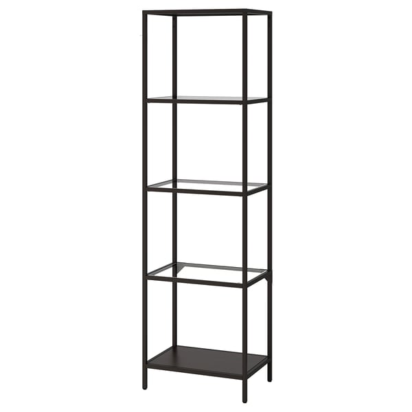 Ein VITTSJÖ Bücherregal aus schwarzem Metall und Glas mit vier Regalen. Es hat ein schlankes, modernes Design, das sich perfekt für die Präsentation von Gegenständen eignet.