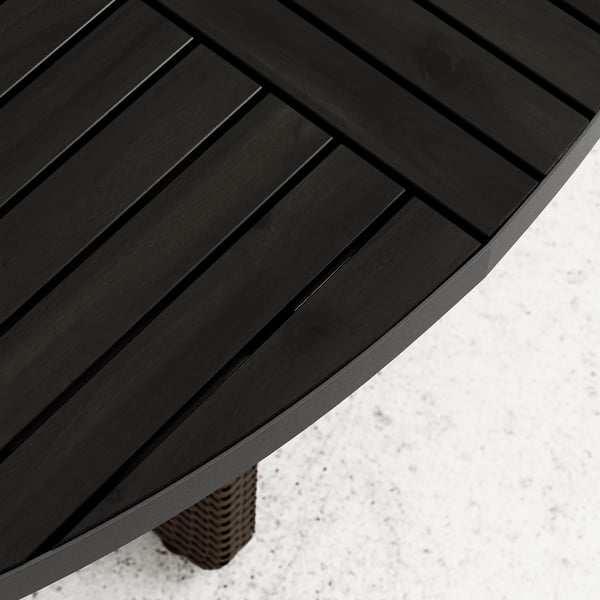 Tisch aus dunklem Holz mit sichtbarer Maserung, getragen von einem robusten, geflochtenen Gestell. Gut verarbeitetes, langlebiges Design.