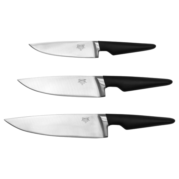 Drei VÖRDA-Messer mit schwarzen Griffen, rostfreien Klingen und ergonomischem Design, die vertikal ausgestellt sind.