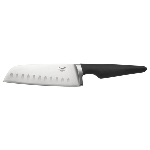 Ein VÖRDA Gemüsemesser mit schwarzem Griff und silberner Klinge, mit Vertiefungen zum einfachen Schneiden.