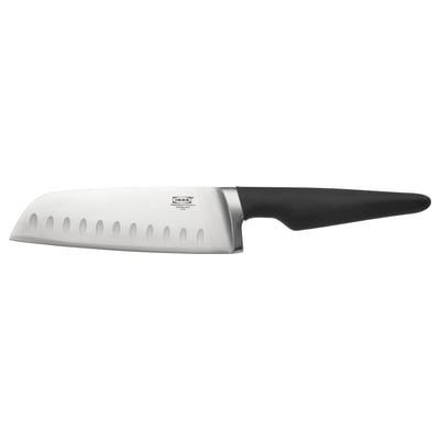 Ein VÖRDA Gemüsemesser mit schwarzem Griff und silberner Klinge, mit Vertiefungen zum einfachen Schneiden.