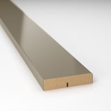 Moderner Küchenschrank mit glänzender Faserplatte und Platte aus recyceltem Kunststoff.