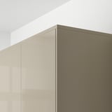 Küchenschrank in hochglänzendem Weiß, Teil der metod-Serie.