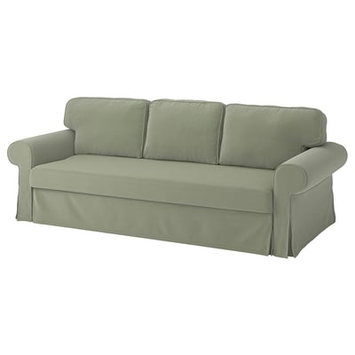 Ein VRETSTORP-Sofa mit einem salbeigrünen, glatten Stoffbezug. Er hat eine klassische Form mit abgerundeten Armlehnen und drei Kissen.