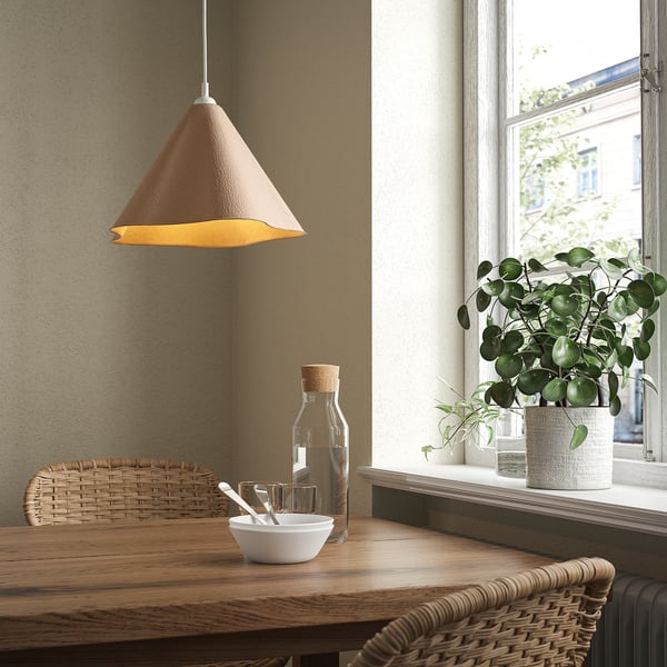 ZEBRASÄV Lampe über Tisch mit Pflanze.