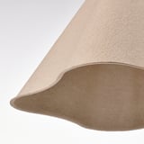 Gefaltete Papierschirm-Pendelleuchte, natürliche Textur, dezentrierter Winkel, die Handwerkskunst zeigt.