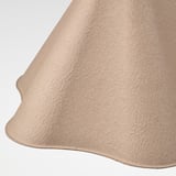 Nahaufnahme einer asymmetrischen Pendelleuchte aus Papierzellstoff, die ihre strukturierte Oberfläche und ihr einzigartiges Design zeigt.