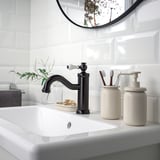 ÅLTJÄRN white set: soap dispenser, toothbrush mug, tray. Rounded shapes, enamel steel. Fits neatly beside sink.