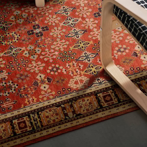 DOFTMYSKGRÄS red rug, wool, hand-knotted persian design. Large, fits under furniture.