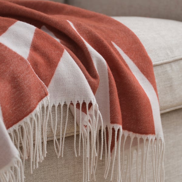 Cozy flowered throw blanket, orange/white, machine-washable, recycled polyester.