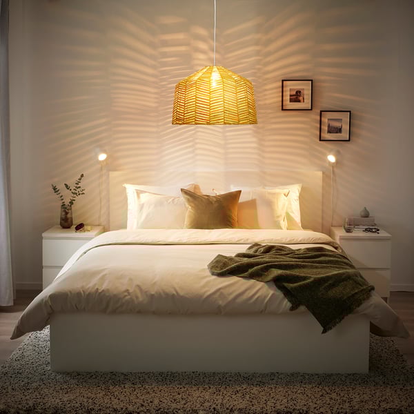 Cozy bedroom with KAPPELAND pendant lamp in yellow herringbone, emphasizing modern aesthetic.