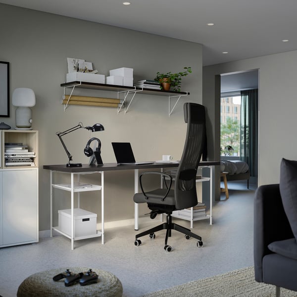 LAGKAPTEN desk in black with laptop and lamp.