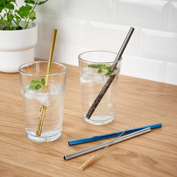 Two glasses with ice, straws, and mint; LUFTTÄT straws and brush on wooden table.