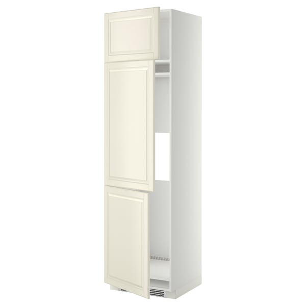 A white METOD kitchen cabinet with off-white bodbyn doors and adjustable shelves.