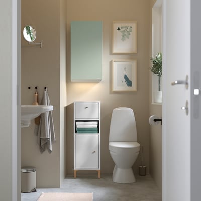 Modern bathroom with NORSÄLVEN wall cabinet: minimal, practical, storage & decor.