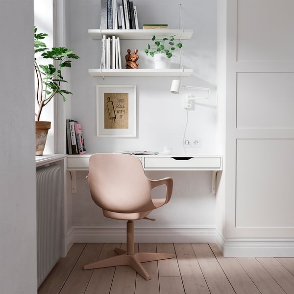 Modern home office with floating shelves, desk, chair. White walls, wooden floors. Chair: ODGER, light pink, adjustable.