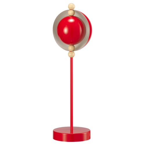 STRÅLA lamp, red. Spherical shade with wooden accents, stands on a red base, 360° rotatable.