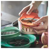 Using UPPFYLLD fruit cutter for apples.