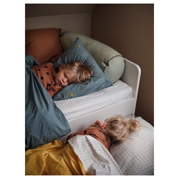 Two children sleeping in bunk beds; top in blue VÄNKRETS duvet, bottom in yellow, both cozy and well-rested.