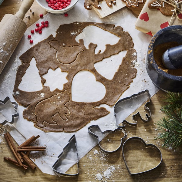 Rediscover holiday baking with VINTERFINT cookie cutters, featuring shapes like hearts, trees, and bears for fun, creative treats.