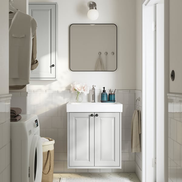 White TÄNNFORSEN vanity with square mirror, rectangular sink, cabinet with bevelled edges. Fits in small bathroom.