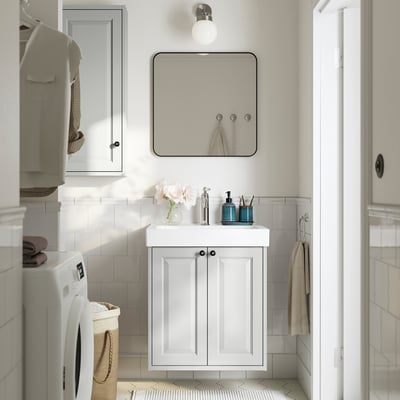 White TÄNNFORSEN vanity with square mirror, rectangular sink, cabinet with bevelled edges. Fits in small bathroom.