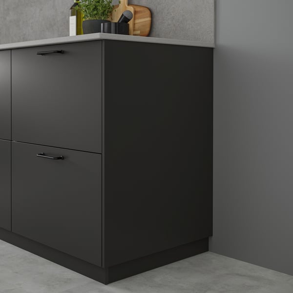 Modern kitchens with black FÖRBÄTTRA panels. Sleek, matching look, slim size.