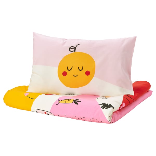 A pink GRÖNFINK baby duvet with a yellow, smiling sun on the pillow and playful character prints on the cover.