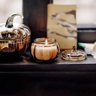 HÖSTAGILLE Scented candle in glass, Spiced pumpkin/green, 20 hr