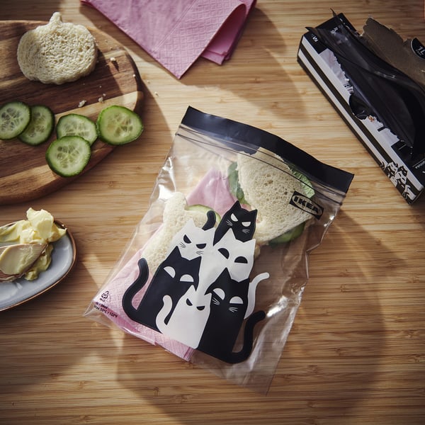 Two cats KUSTFYR bags: one holds sandwich, other cucumber slices. Pe plastic.