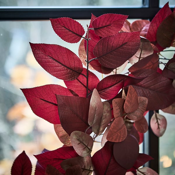Lush artificial garland with deep red leaves. Crafted from recycled plastic, it exudes freshness and quality, perfect for indoor or outdoor decor.