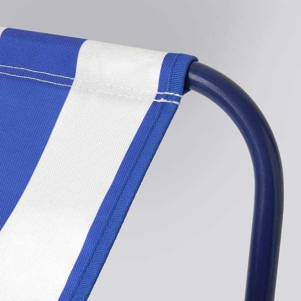 Close-up of STRANDÖN beach chairs sturdy blue frame and white fabric with blue piping.