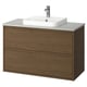 Vanité de salle de bain murale moderne en chêne brun avec lavabo carré blanc et robinet chromé.