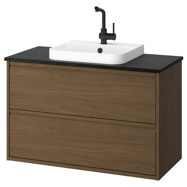 Vanité de salle de bain moderne en chêne avec comptoir noir, lavabo blanc, robinet noir mat, style mural, deux tiroirs.