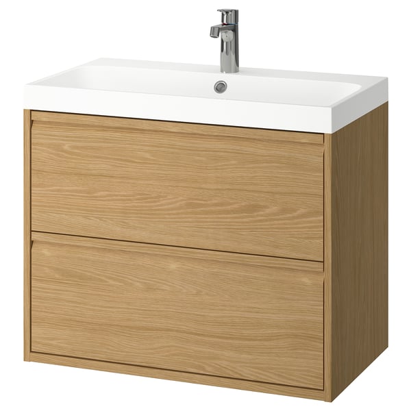 Meuble-lavabo moderne en bois clair avec comptoir blanc, robinet chromé simple et deux tiroirs pour le rangement. Design élégant et minimaliste.