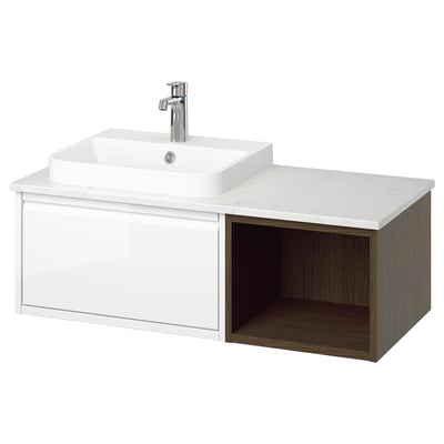 Configuration moderne de la salle de bain : lavabo en marbre, armoire murale avec tiroir brillant et étagère en bois.