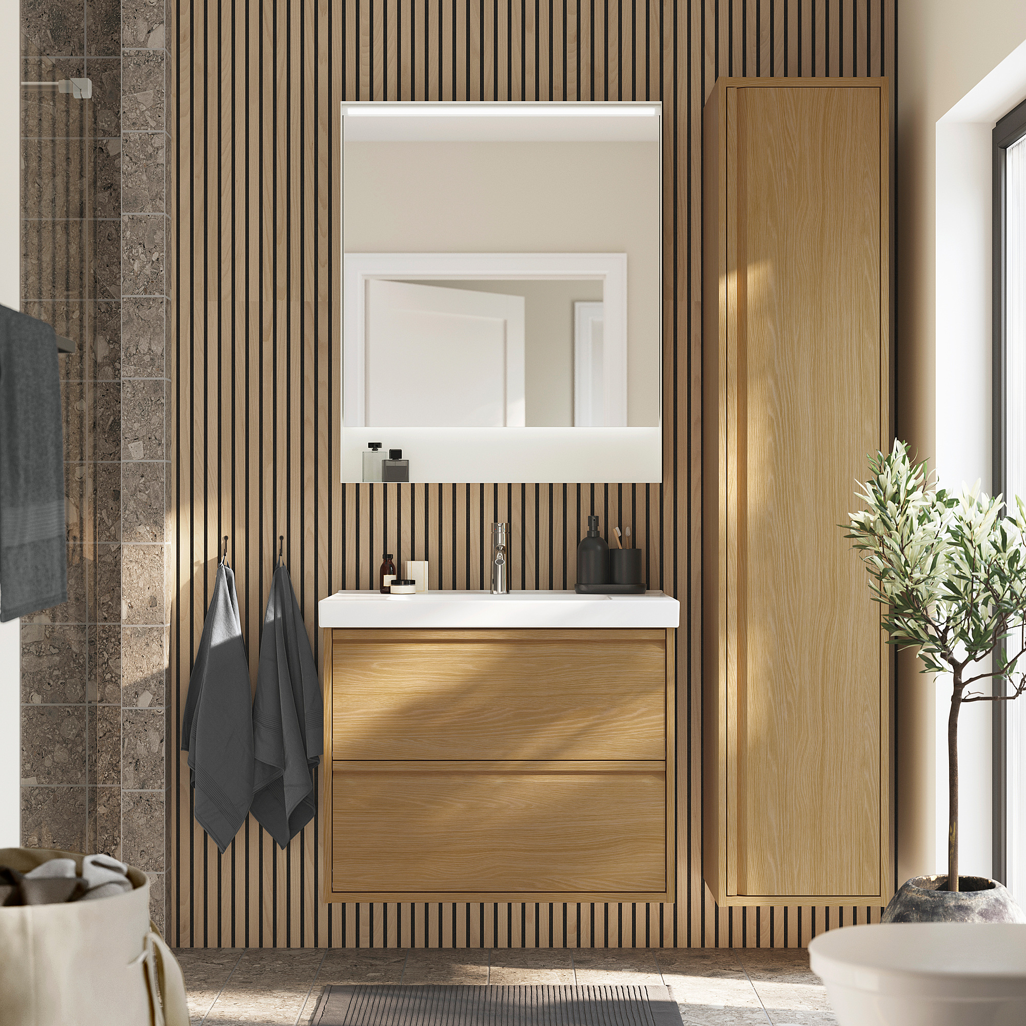 Meuble de salle de bain moderne en chêne : épuré, mural, rangement par tiroirs, évier en céramique.
