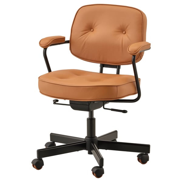 Chaise de bureau en cuir marron, base en métal noir, accoudoirs, hauteur et support dorsal réglables.