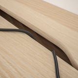 Bureau en bois avec système de gestion des câbles intégré, montrant le routage organisé des câbles à travers le design.