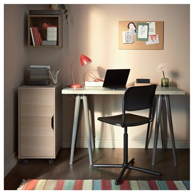 Bureau à domicile moderne avec rangement ALEX beige, bureau en bois, chaise noire, lampe rouge, ordinateur portable et tapis coloré.