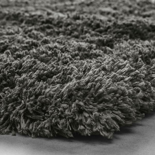 Tapis de bain moelleux, gros plan, texture douce, poil haut, mélange polyester recyclé, support en latex.