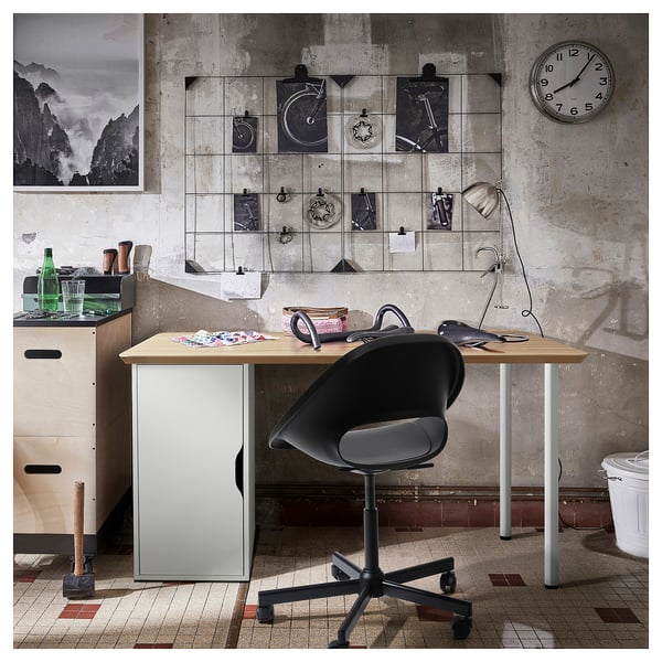 Configuration de bureau de style industriel avec plateau en bambou ANFALLARE, chaise noire, horloge murale et présentoir d’art.