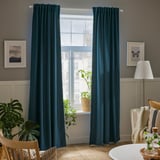 Rideaux bleu marine sur grande fenêtre, murs sombres, lambris blancs, polyester, bloc de lumière, longueur du sol, chambre confortable.