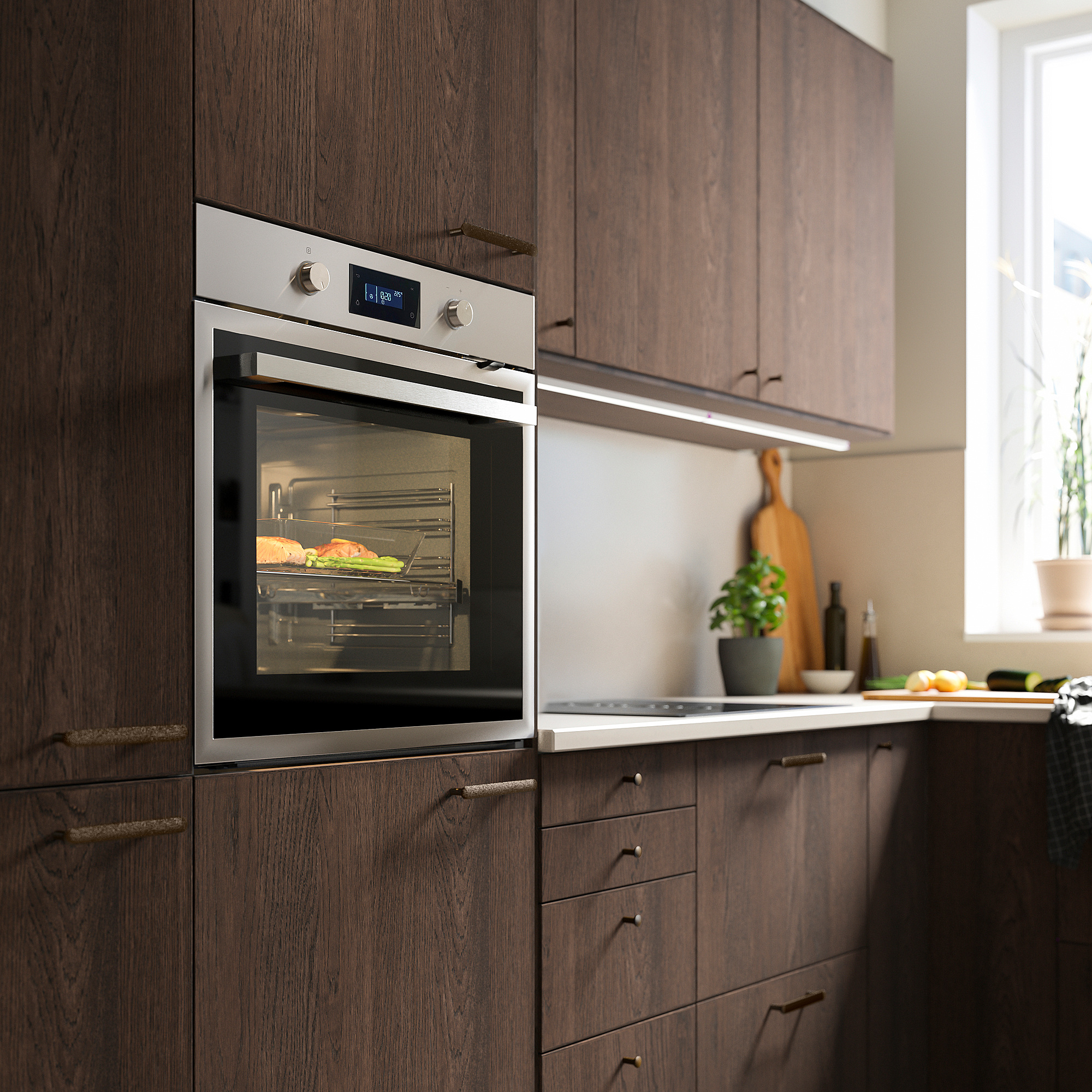 Cuisine moderne avec four encastré en acier inoxydable avec armoires en bois foncé, affichage numérique et aliments sur la grille.