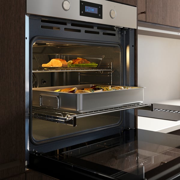 Four moderne avec affichage numérique, en acier inoxydable, cuisson des repas à l’intérieur.