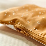 Housse antidérapante zippée et lavable pour un nettoyage facile.