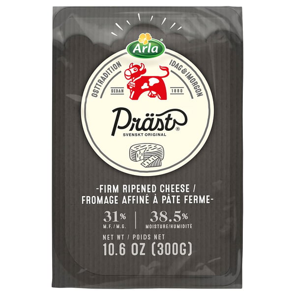 L’image montre l’emballage du fromage ARLA PRÄST. Pack noir avec logo blanc. Le fromage pèse 10 kg. 6 onces